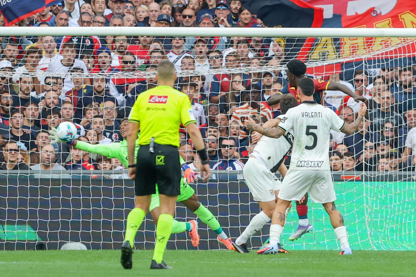 Genoa-Parma 0-0, super Suzuki salva i ducali in dieci