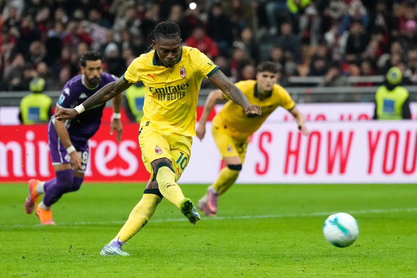 Milan Fiorentina 2 1, doppio Leao e i rossoneri balzano in testa Milan Fiorentina 2 1, doppio Leao e i rossoneri balzano in testa