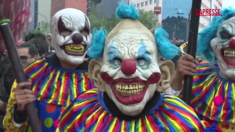 Messico, le strade della capitale 'infestate' da zombie colorati: le immagini dell'evento