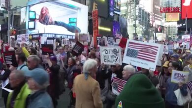 Usa, la protesta No Kings invade le strade di New York e San Francisco: le immagini