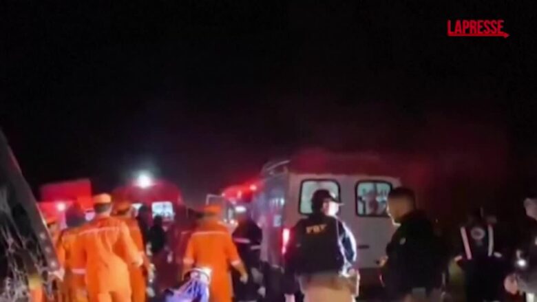 Brasile, decine di vittime nell'incidente di un bus a Saloa: le immagini