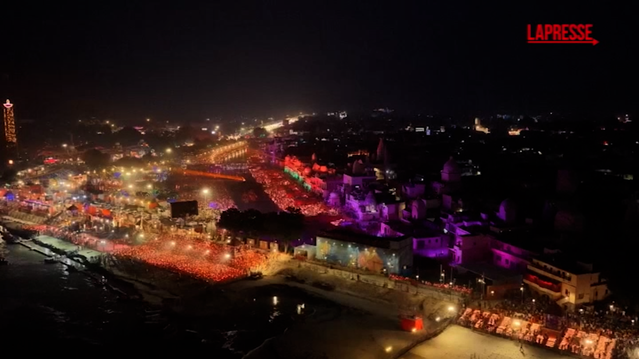 India, un mare di luci per il Diwali: record mondiale di lampade accese India, un mare di luci per il Diwali: record mondiale di lampade accese