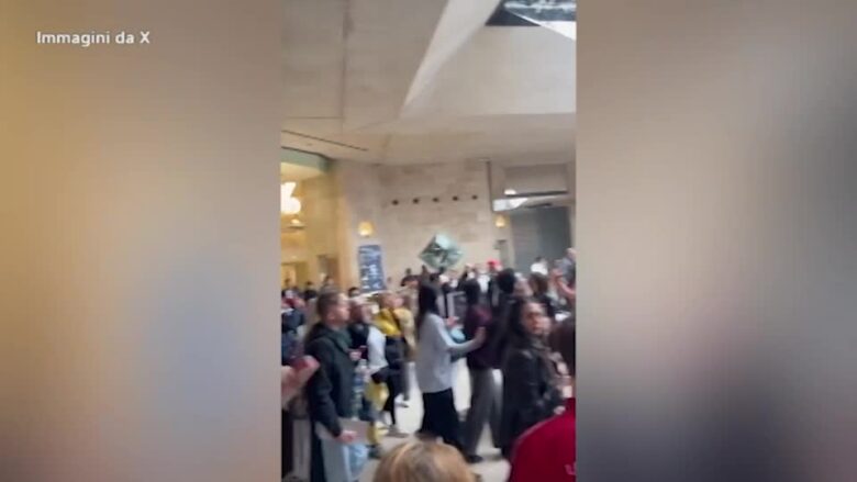 Francia, rapina al Louvre: il panico tra la folla all'interno del museo