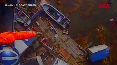 Alaska, migliaia di sfollati per le mareggiate del tifone Halong: le immagini dei soccorsi