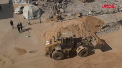 Gaza, ruspe al lavoro per cercare i resti degli ostaggi a Khan Younis: le immagini