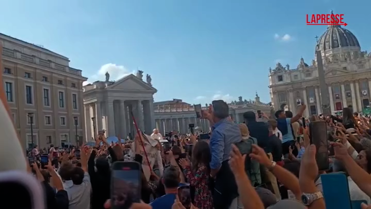 Papa Leone XIV, saluto in papamobile ai fedeli dopo la canonizzazione di 7 nuovi santi Papa Leone XIV, saluto in papamobile ai fedeli dopo la canonizzazione di 7 nuovi santi