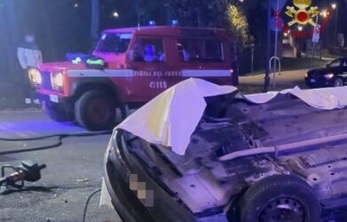 Vicenza, auto si schianta contro fontana: morti tre ragazzi ad Asiago. Il sindaco: “Andava a velocità folle”