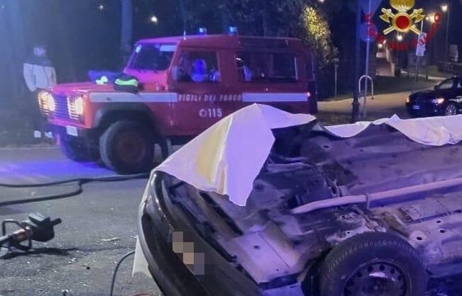 Vicenza, auto si schianta contro fontana: morti tre ragazzi ad Asiago. Il sindaco: “Andava a velocità folle”