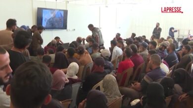 Gaza, familiari degli ostaggi palestinesi in ospedale per il riconoscimento dei resti: le immagini