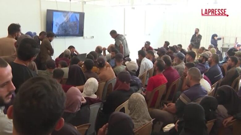 Gaza, familiari degli ostaggi palestinesi in ospedale per il riconoscimento dei resti: le immagini
