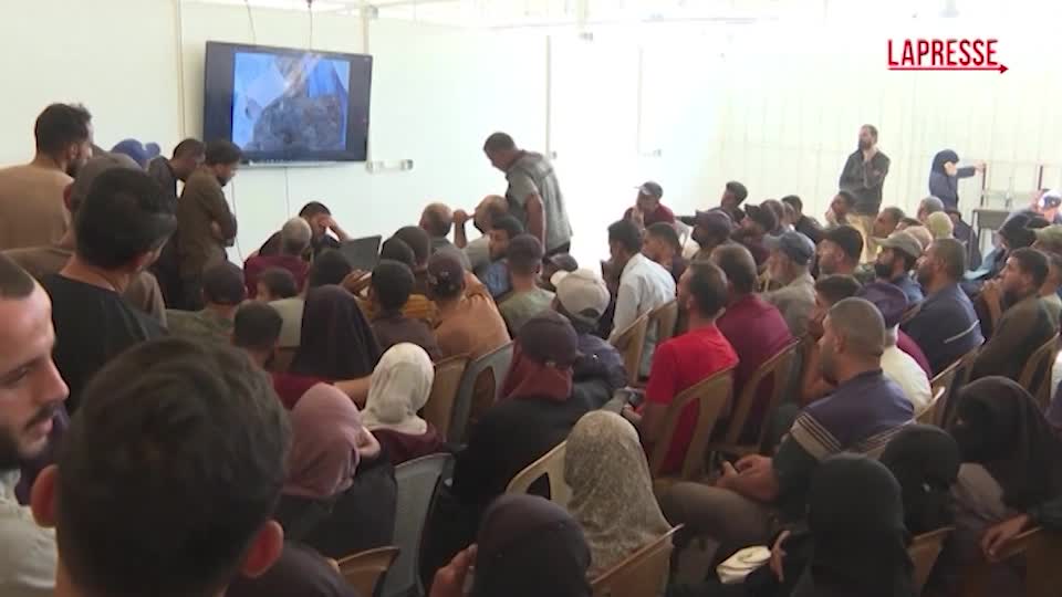 Gaza, familiari degli ostaggi palestinesi in ospedale per il riconoscimento dei resti: le immagini Gaza, familiari degli ostaggi palestinesi in ospedale per il riconoscimento dei resti: le immagini