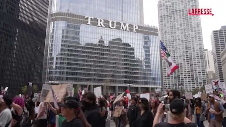 Usa, la manifestazione No Kings nelle strade di Chicago: le immagini della protesta