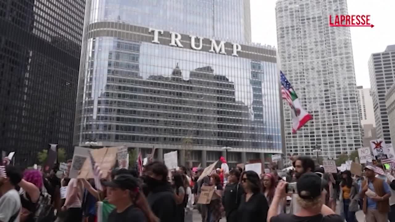 Usa, la manifestazione No Kings nelle strade di Chicago: le immagini della protesta