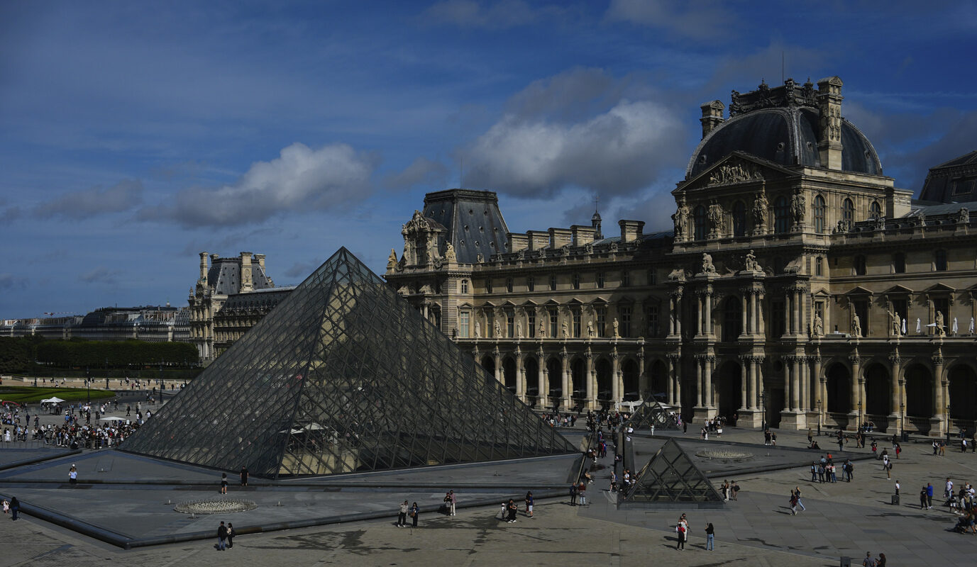 Rapina al Louvre a Parigi, rubati gioielli di Napoleone: chiuso il museo