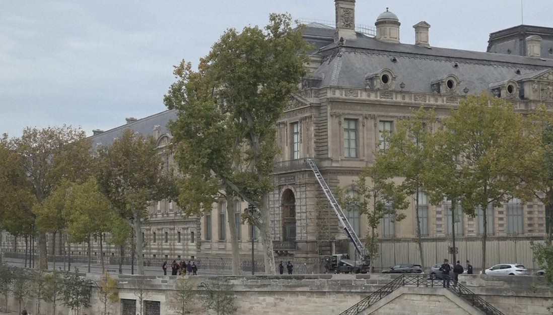 Rapina al Louvre a Parigi, rubati gioielli di Napoleone: ladri in fuga. Chiuso il museo