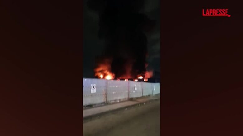 Napoli: incendio in deposito ricambi auto, imponente la colonna di fumo