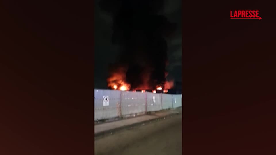 Napoli: incendio in deposito ricambi auto, imponente la colonna di fumo Napoli: incendio in deposito ricambi auto, imponente la colonna di fumo
