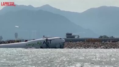 Hong Kong, aereo cargo esce di pista: due morti