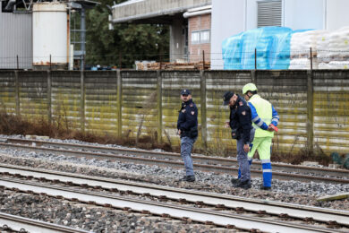 Novara, treno travolge 3 giovani: un morto e un ferito grave