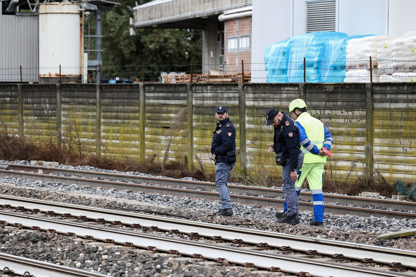 Novara, treno travolge 3 giovani: un morto e un ferito grave Novara, treno travolge 3 giovani: un morto e un ferito grave