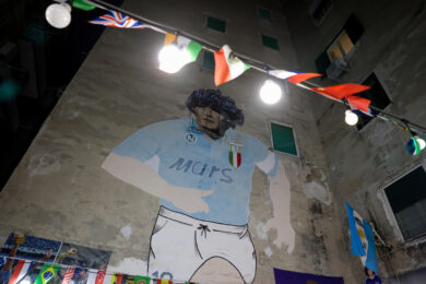 Murale Maradona a Napoli, l’opera torna visibile: fumata bianca tra Comune ed esercenti