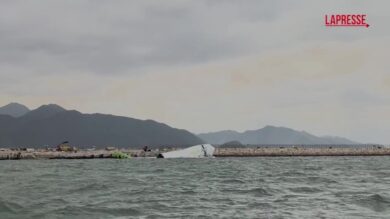 Hong Kong, aereo cargo esce di pista: i resti del velivolo in mare