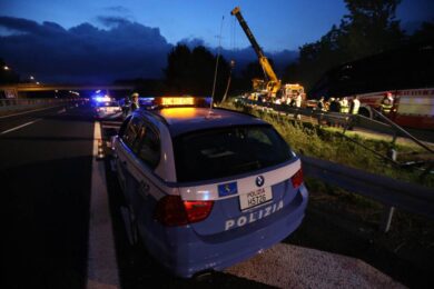 Rieti, sassi contro il pullman di tifosi del Pistoia basket: morto l’autista. Tre ultrà fermati