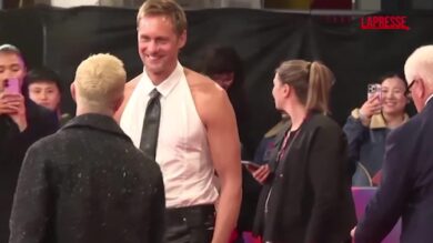 Cinema, Alexander Skarsgård porta il glamour alla première di 'Pillion'