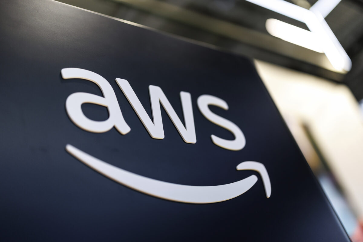 AWS Down, interrotti siti e app in tutto il mondo: colpiti Amazon, Canva, Fortnite e Snapchat