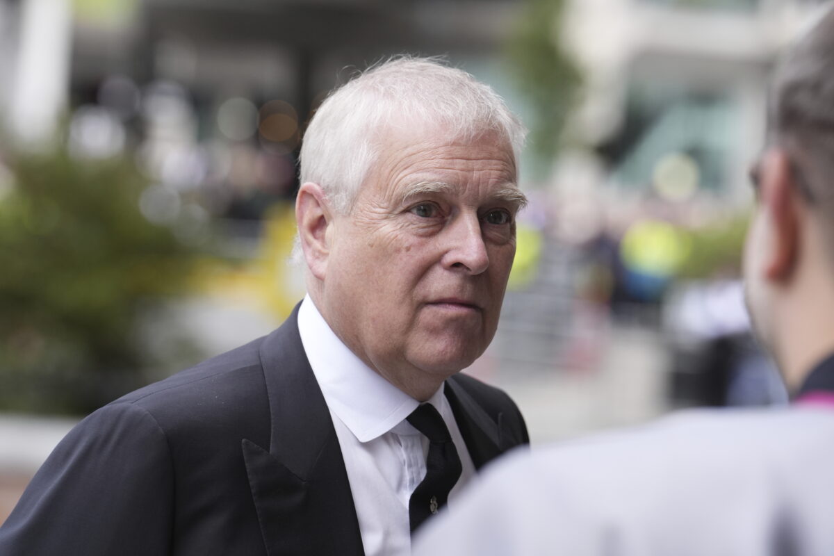 Il principe Andrea e il caso Epstein, pressing su reali e governo: “Via i titoli” Il principe Andrea e il caso Epstein, pressing su reali e governo: “Via i titoli”