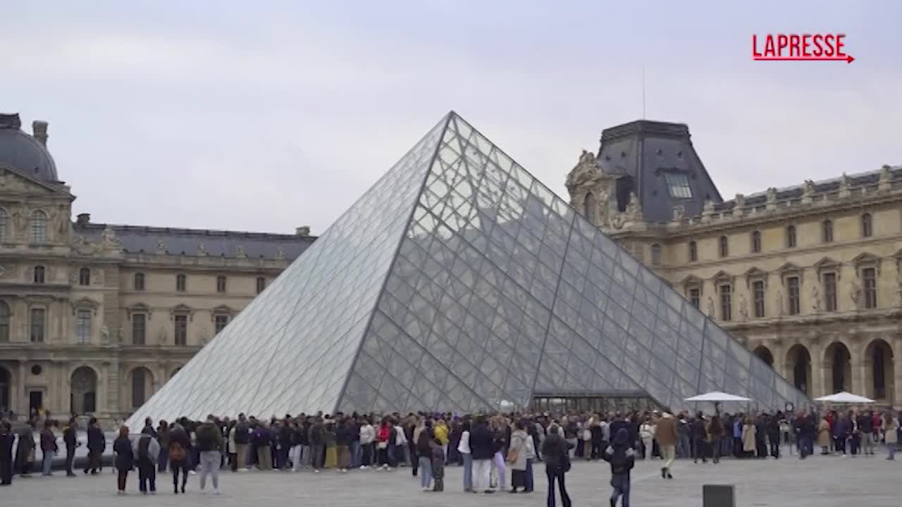 francia il louvre rimarr224 chiuso per tutta la giornata le file davanti al museo