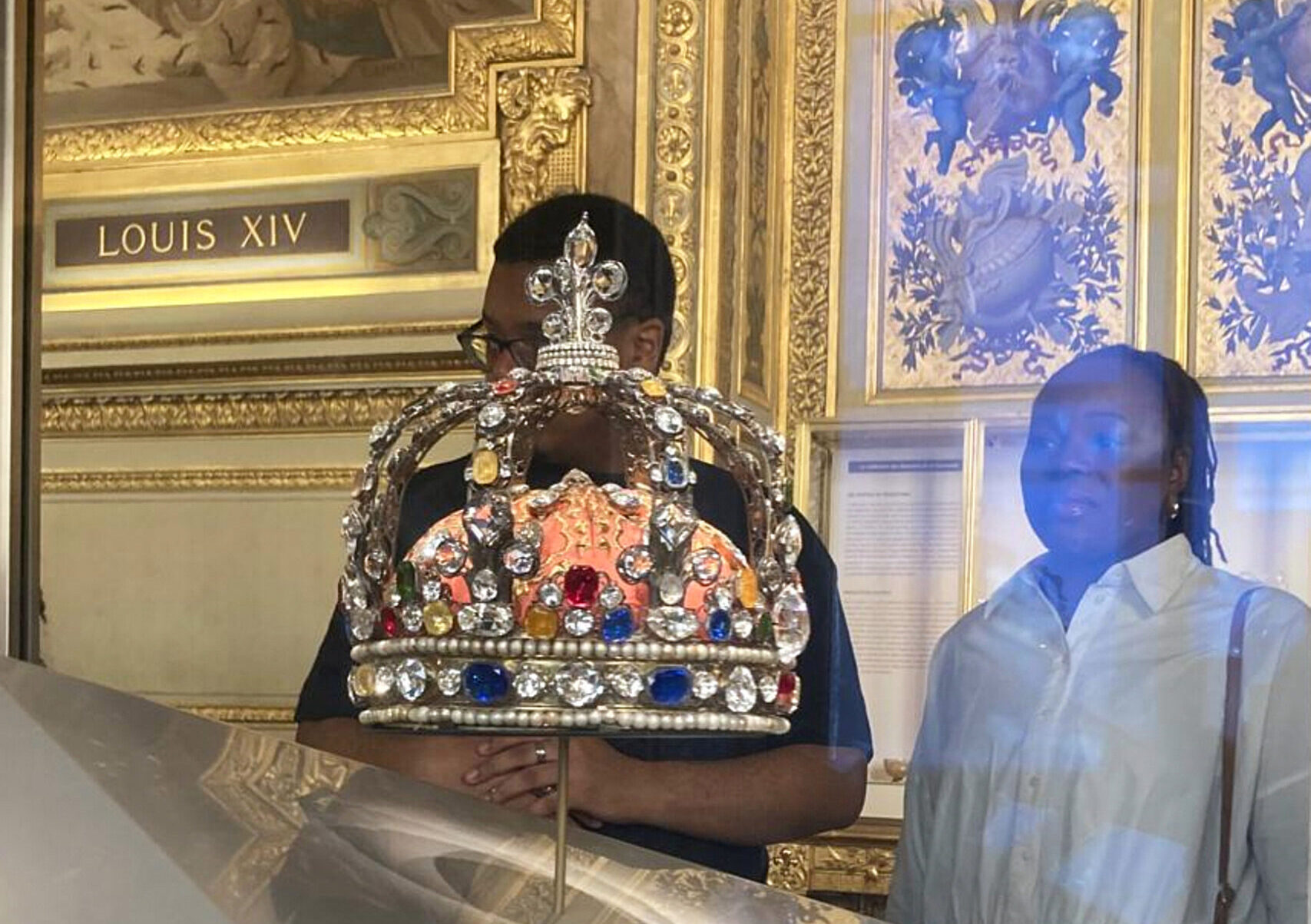 Furto al Louvre, i gioielli di Napoleone rubati – Foto