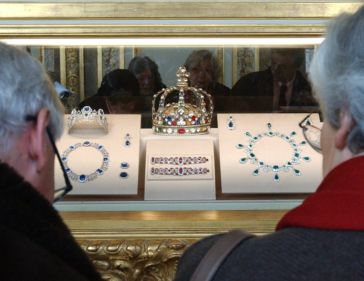 Furto al Louvre, i gioielli di Napoleone rubati – Foto Furto al Louvre, i gioielli di Napoleone rubati – Foto