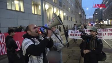 Manifestazione pro Palestina a Milano, presidio davanti al consolato americano