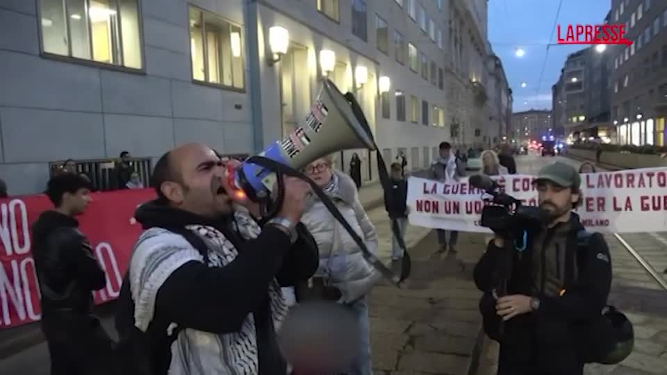 Manifestazione pro Palestina a Milano, presidio davanti al consolato americano Manifestazione pro Palestina a Milano, presidio davanti al consolato americano