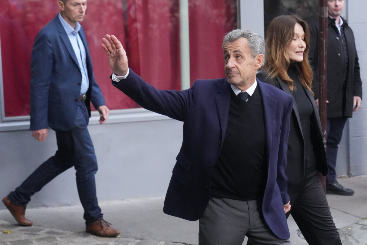 Sarkozy entra in carcere a Parigi dopo la condanna per il caso dei finanziamenti libici: “Scandalo giudiziario” Sarkozy entra in carcere a Parigi dopo la condanna per il caso dei finanziamenti libici: “Scandalo giudiziario”