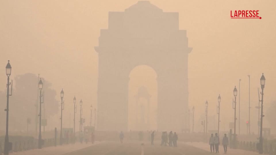 India, New Delhi soffocata dallo smog dopo Diwali: AQI oltre i livelli di sicurezza India, New Delhi soffocata dallo smog dopo Diwali: AQI oltre i livelli di sicurezza