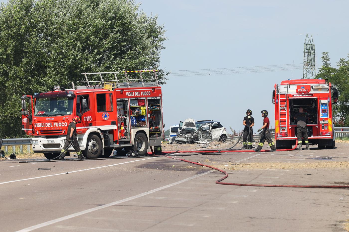 Reggio Calabria, scontro frontale tra bus e auto a Gioiosa Jonica: tre morti Reggio Calabria, scontro frontale tra bus e auto a Gioiosa Jonica: tre morti