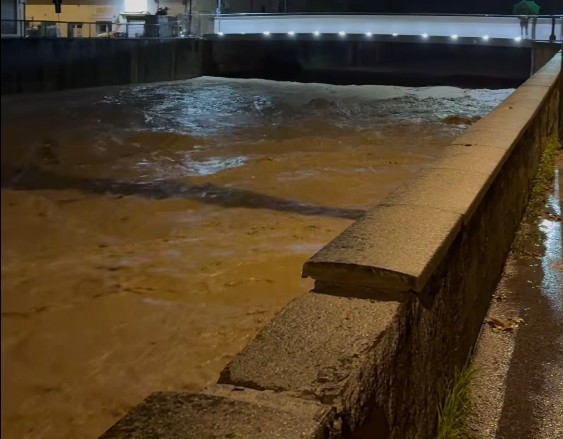 Maltempo in Toscana, nubifragio a Carrara: allagamenti e scuole chiuse Maltempo in Toscana, nubifragio a Carrara: allagamenti e scuole chiuse