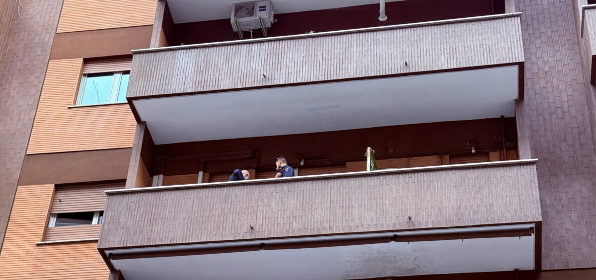 Roma, precipita da finestra per salutare sorellina: grave bimbo di 10 anni Roma, precipita da finestra per salutare sorellina: grave bimbo di 10 anni