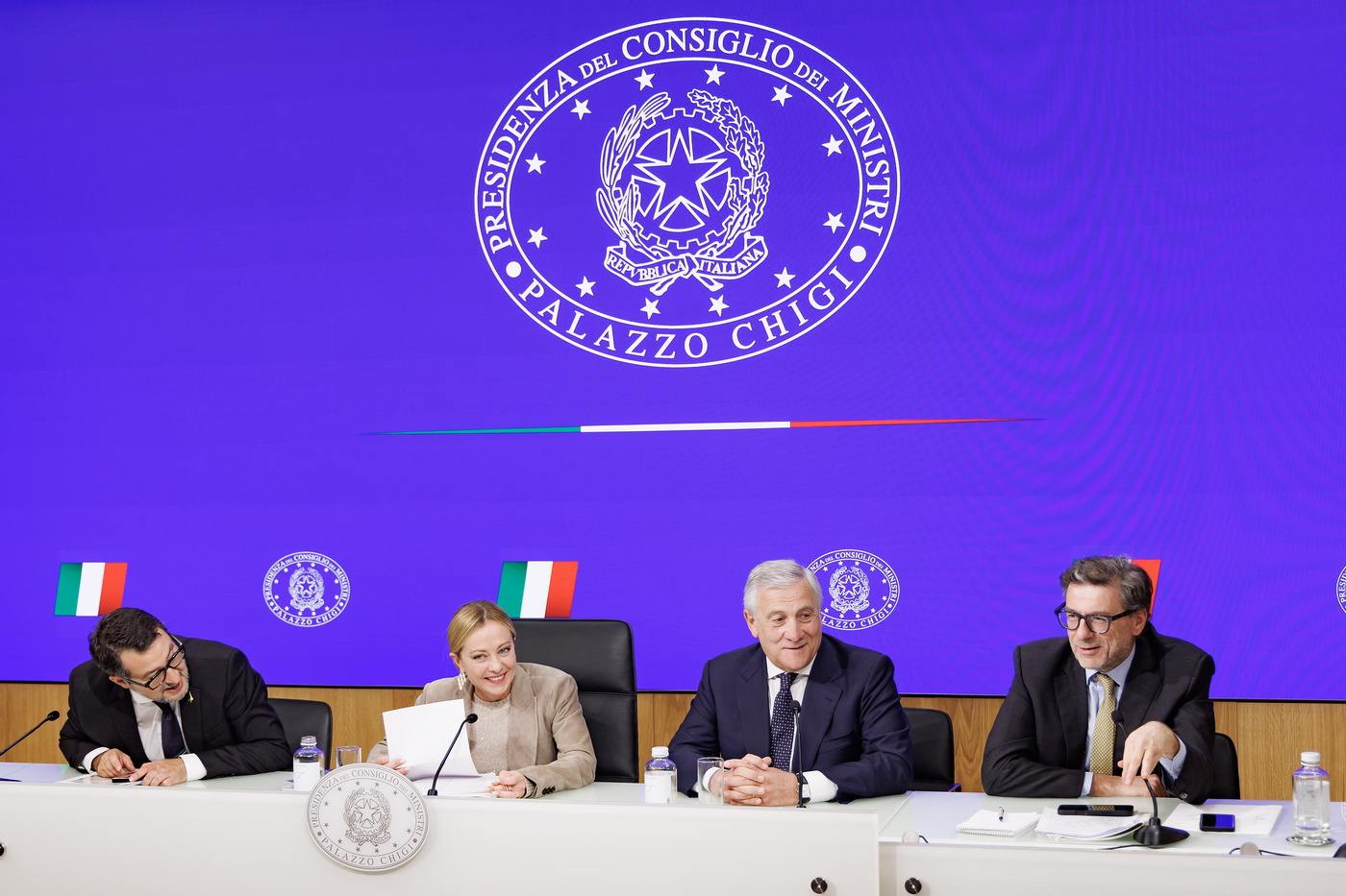 Manovra, si alzano i veti su casa e banche. Giorgetti: “Diffidare dalle bozze”