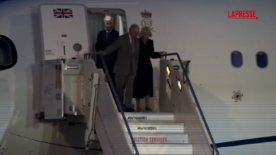 Re Carlo III e Camilla arrivati a Roma: le immagini dell'atterraggio dei reali inglesi a Ciampino