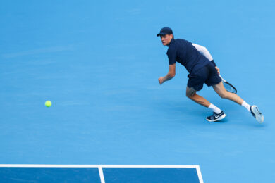 Sinner vince al debutto a Vienna dopo le polemiche Davis: agli ottavi il derby contro Cobolli