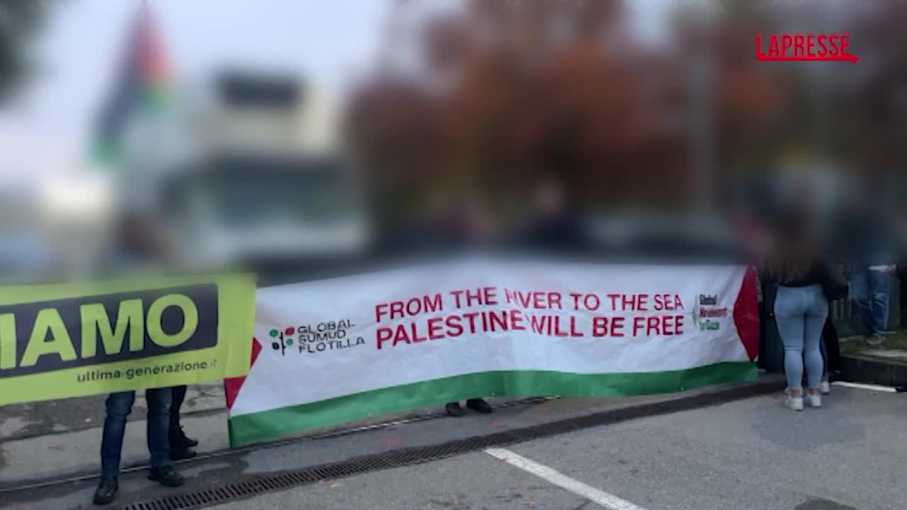 Milano, attivisti pro Pal bloccano ingresso sede Leonardo a Nerviano: tensioni con i dipendenti Milano, attivisti pro Pal bloccano ingresso sede Leonardo a Nerviano: tensioni con i dipendenti
