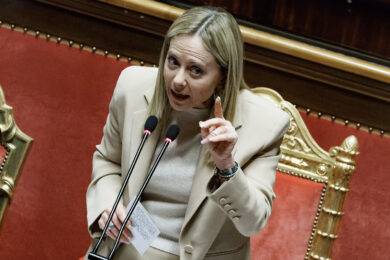 Meloni: “No a truppe in Ucraina e green deal”. E in aula è scontro con Schlein e Conte