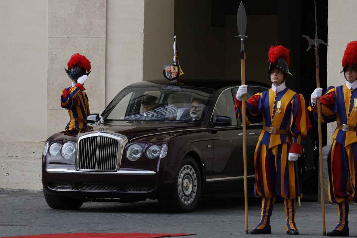 Galleria foto 'Re Carlo III e la regina Camilla a Roma oggi, la visita dei reali britannici a Papa Leone in 10 foto' - foto 3