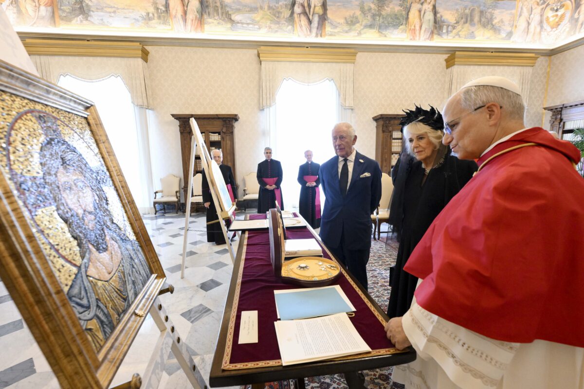 Galleria foto 'Re Carlo III e la regina Camilla a Roma oggi, la visita dei reali britannici a Papa Leone in 10 foto' - foto 9