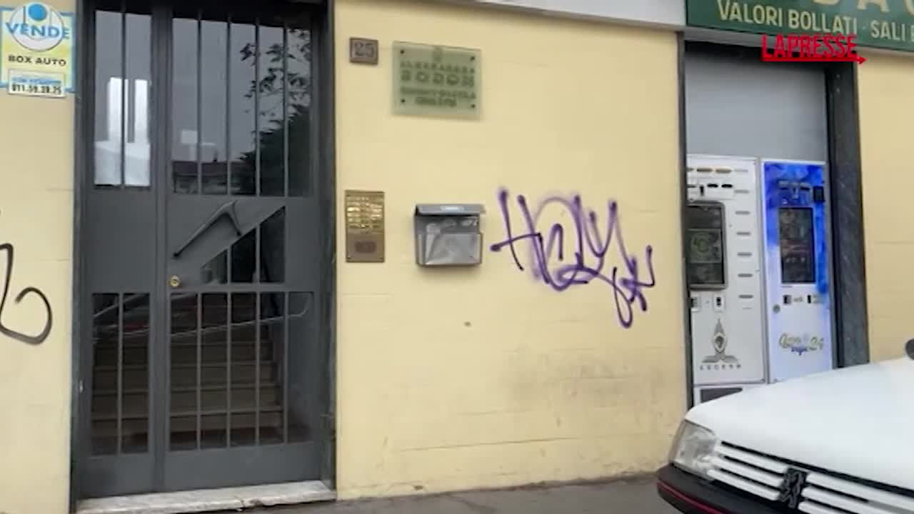 Omicidio a Torino: 39enne ucciso a coltellate sotto casa dei genitori, la polizia cerca il killer