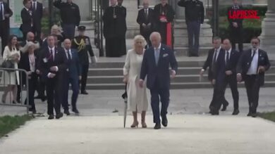 Re Carlo III scherza con bimbi Scuola San Paolo: “Ottimo inglese, meglio del mio Italiano”