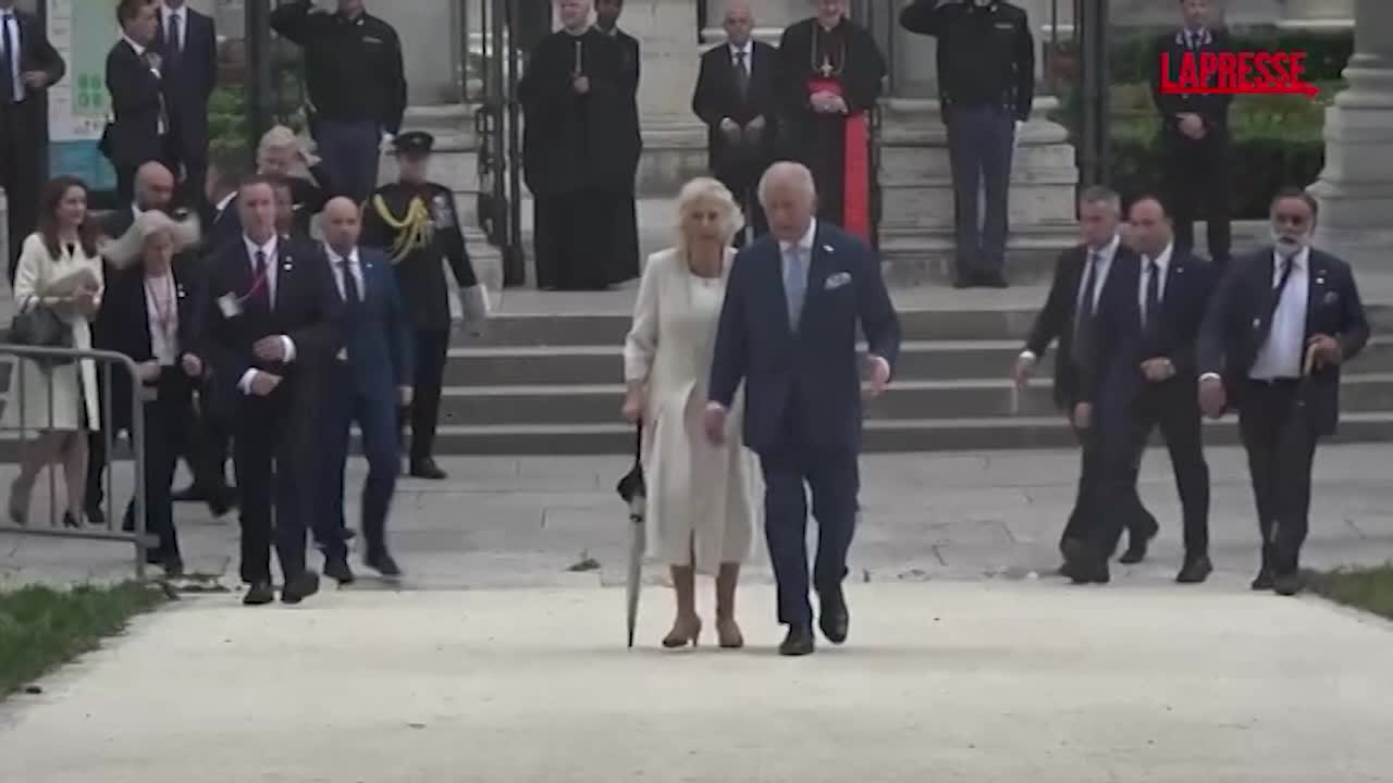 re carlo iii scherza con bimbi scuola san paolo ottimo inglese meglio del mio italiano